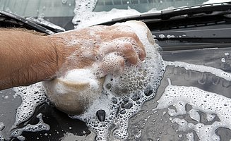Laver sa voiture chez soi : que dit la loi ?